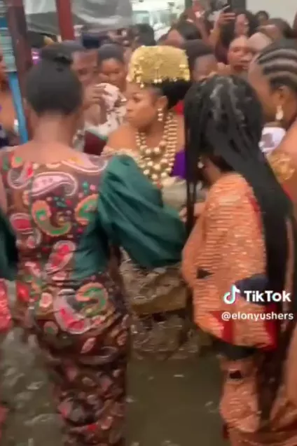 'Are halls that expensive?' - Reactions as bride defies flood to dance with her girls at her wedding (Video)