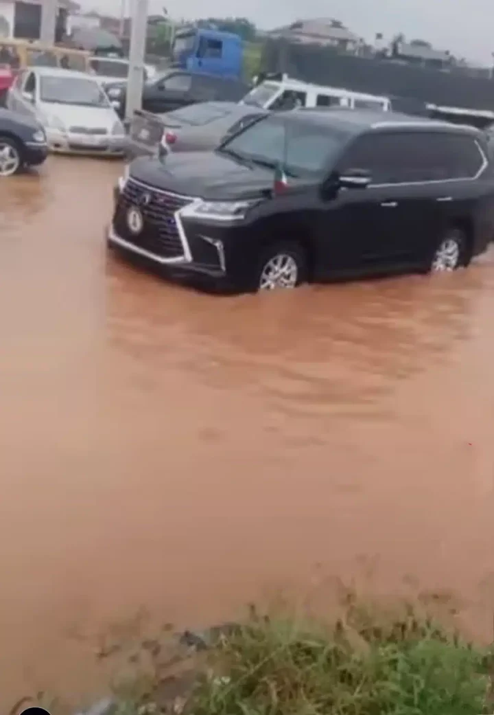 Governor's convoy stuck in flood in his own state (Video)