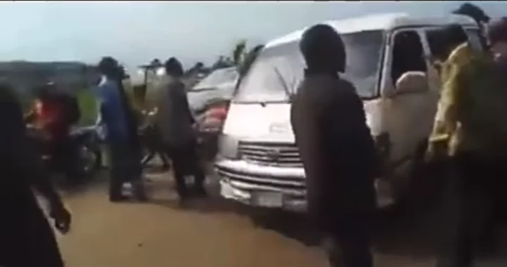 Voters stop INEC vehicle from proceeding to polling unit in Khana LGA Rivers state alleging most BVAs machines have no sim cards or batteries (video)