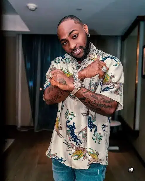 'God wan punish you?!' - Davido roars at fan who tried to approach him (Video)