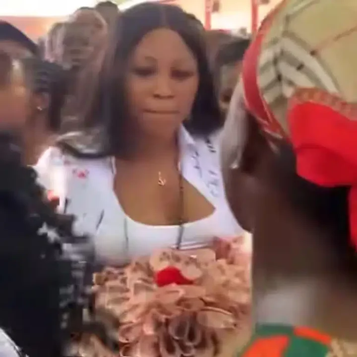 Man weeps as girlfriend of 5 years rejects proposal during her sign-out event, clutches money bouquet