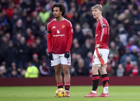 'Get rid of Zirkzee & Hojlund' - Furious Man United fans react to FA Cup exit after being penalised by Fulham