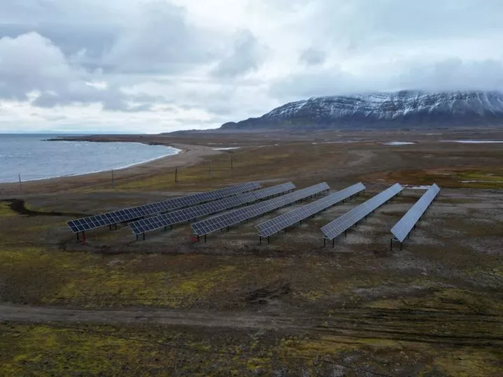 Solar panels have been installed on Svalbard. Although it spends winter in darkness, in summer the daylight never ends.