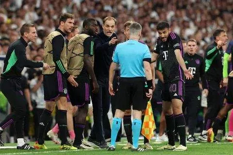 Tuchel confronts the referee -- Getty