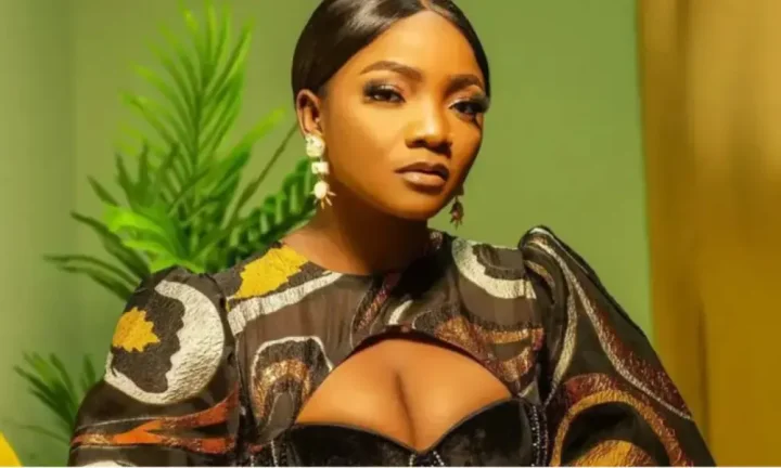 It's unfair for artistes to sign others just as milestone - Simi