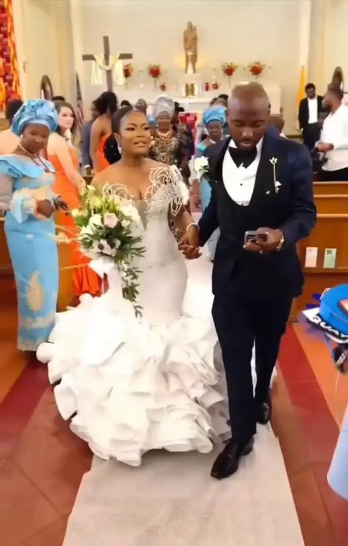 Groom pressing phone on wedding day sparks outrage (Video)