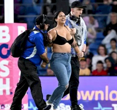 Topless lady dumped; labelled a 'disgrace' by her boyfriend for storming the pitch during the Aussie rugby league match (Video)