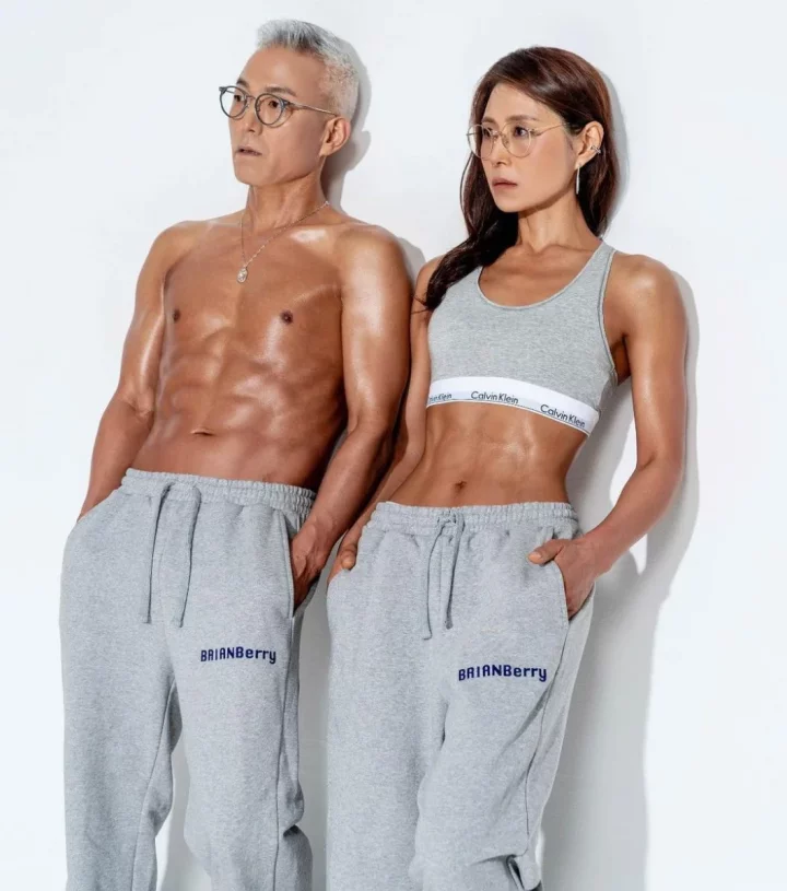 Korean Couple Old Fit, Joint, Head, Glasses, Hand, Arm, Stomach, Product, Waist, Gesture