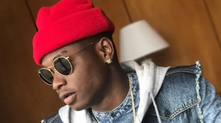 'Don't kiss me oo' - Singer, Lil Kesh warns female fans desperate to hug him in a queue (Video)