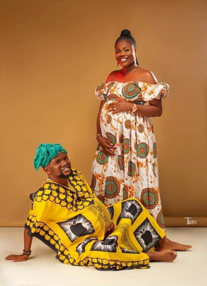 Man rocks fake baby bump as he joins his wife in her maternity shoot (Photos)