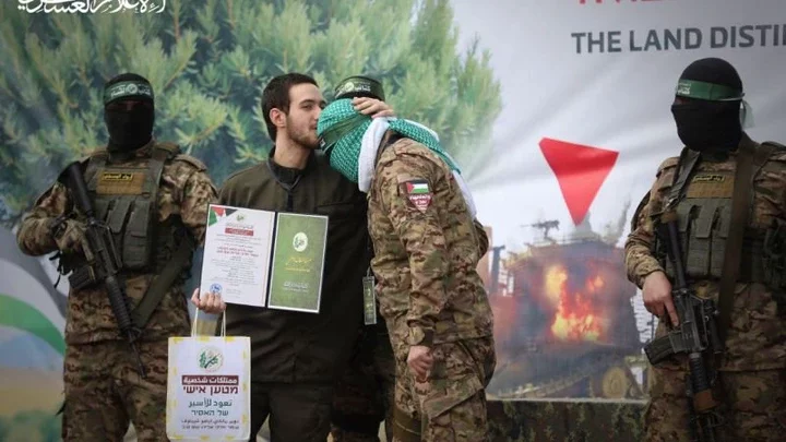 Israeli captive kisses Al-Qassam fighters during release, sparking global reactions