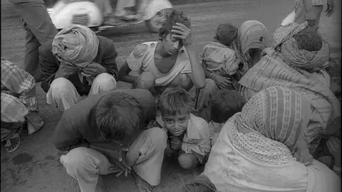 Getty Images BHOPAL, INDIA DECEMBER 4: (FILE PHOTO) Victims of Bhopal gas tragedy rest on a roadside on December 4, 1984 in Bhopal, India on December 4, 1984 in Bhopal, India. On the night of Dec 2-3, 1984 poisonous gas leaked from Union Carbide pesticide plant killing between 25,000 to 35,000 people and afflicting another 120,000-150,000 with chronic diseases. Warren Anderson, the former CEO of Union Carbide Corp, has died at 92 after living for 30 years under the shadow of the 1984 Bhopal gas tragedy that killed thousands. (Photo by Hindustan Times via Getty Images)