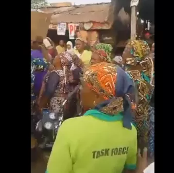 Fish sellers protest over high cost of fish in Oyo State (video)