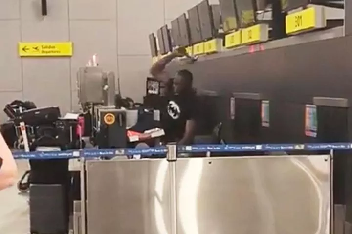 Angry traveller destroys American Airlines counter with hammer (video)