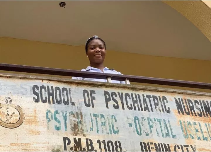 Nurse recreates photo her mother, also a nurse, took 20 years earlier in the same spot at the same hospital