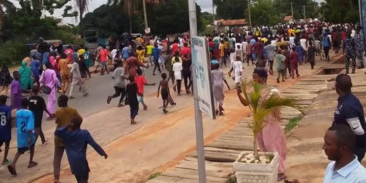 Nigerian Policeman Kills Colleague While Firing At #EndBadGovernance Protesters In Katsina