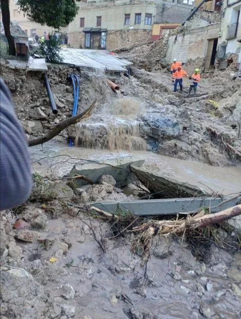 At least 51 de@d after catastrophic flash floods tear through streets in Spain