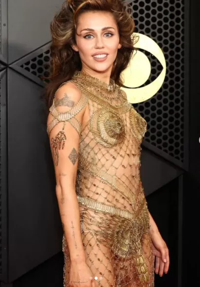 Miley Cyrus wears a n@ked dress made of gold safety pins at the 2024 Grammys (photos)