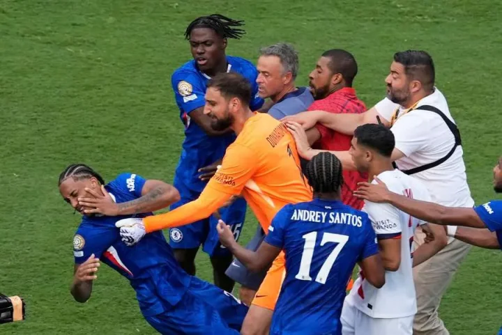 Club World Cup: Luis Erinque slaps Chelsea's Pedro after PSG's 3-0 defeat Club World Cup: Luis Erinque slaps Chelsea's Pedro after PSG's 3-0 defeat