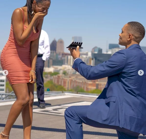 Man proposes to his girlfriend with 5 different diamond rings (Photos)