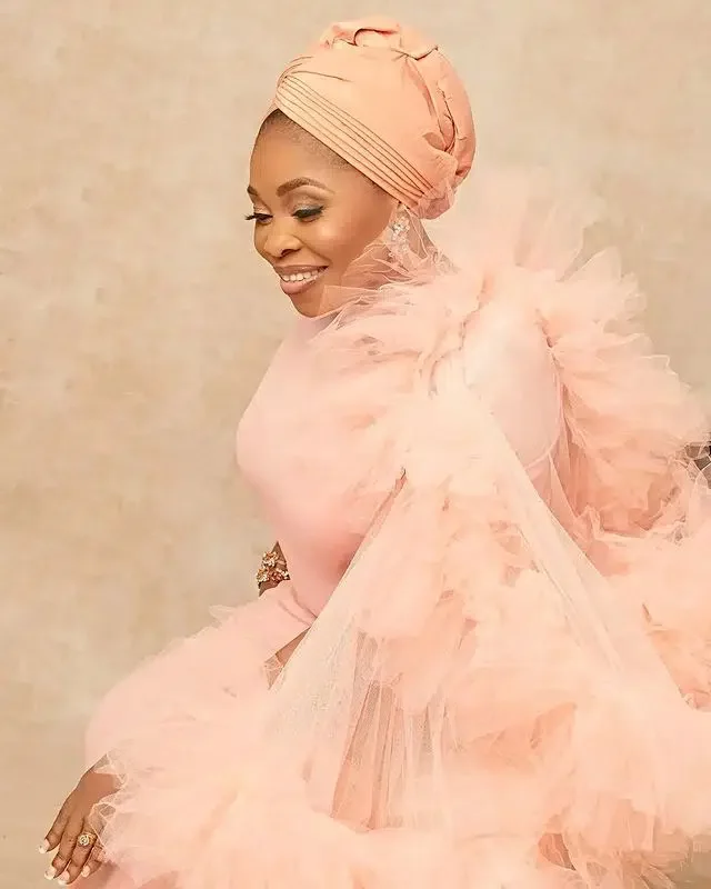 'Don't you have elders at home' - Reactions as ice-cream vendor teases Tope Alabi countlessly (Video)