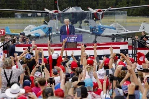 Trump steps outside bulletproof glass to hug woman having medical emergency during his rally (video)