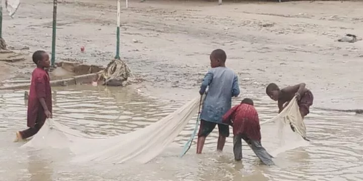 How canoe peddlers are cashing out in Maiduguri floodHow canoe peddlers are cashing out in Maiduguri flood