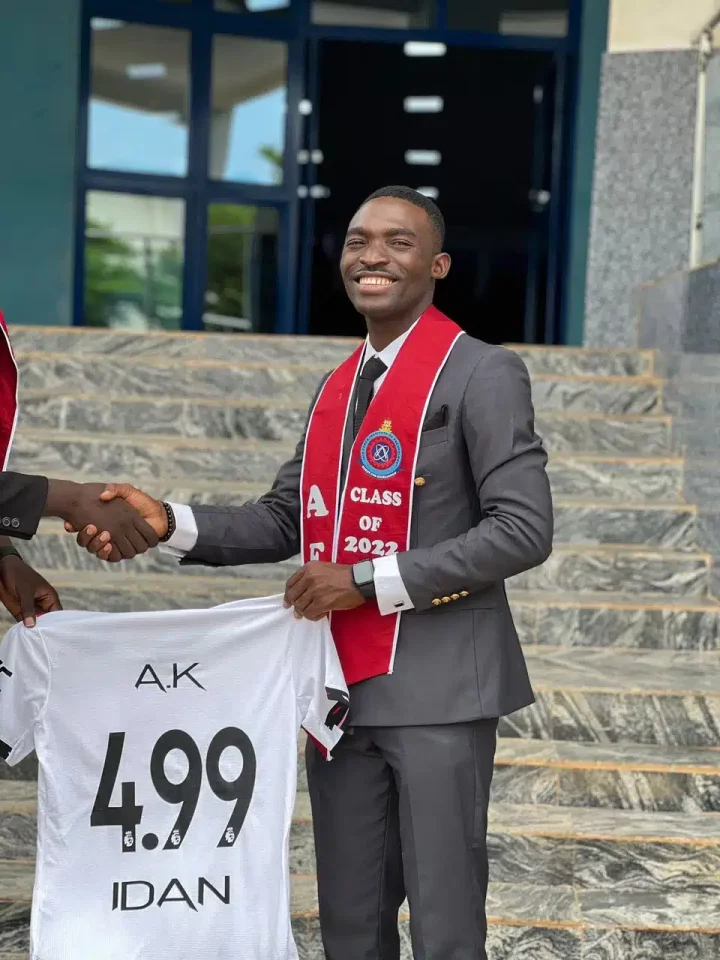 Man disappointed over award he received from Nigerian university after graduating with 4.99 CGPA