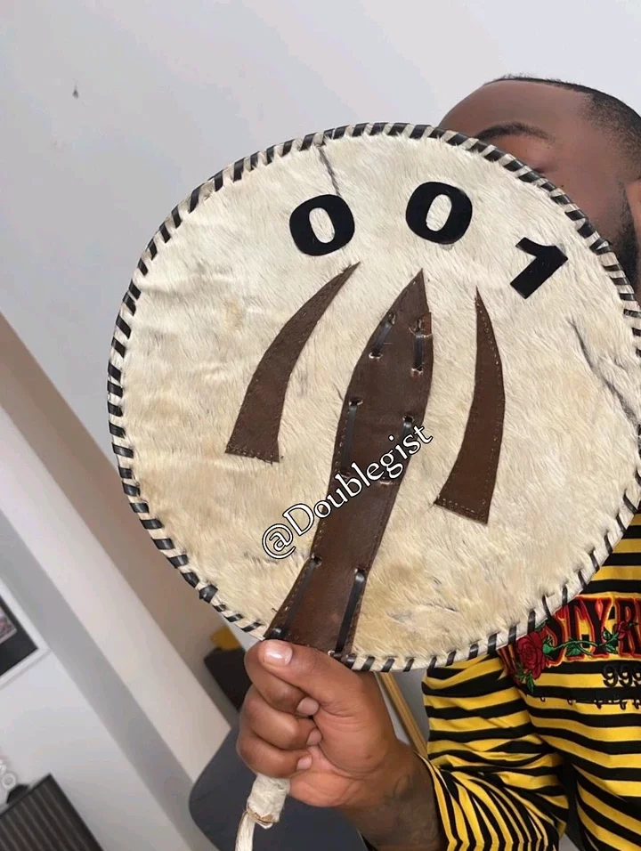 Davido Acquires a Customized Handfan