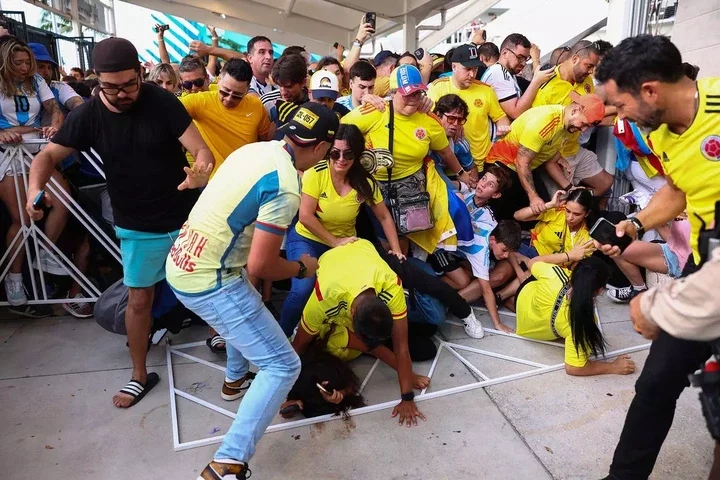 Fans of Colombia and Argentina tried to pass the gate amid disturbances