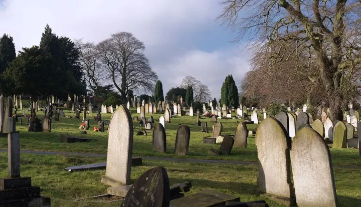 Shortage of burial space: UK plans to reuse old graves