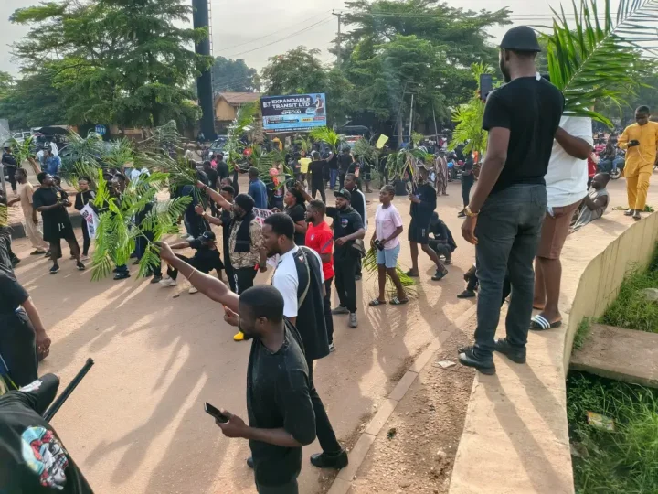 Protest breaks out in Benue as angry youths block Abuja-Makurdi highway