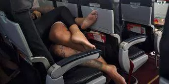 Barefooted man and woman cuddle throughout 4-hour flight - people are angry about it