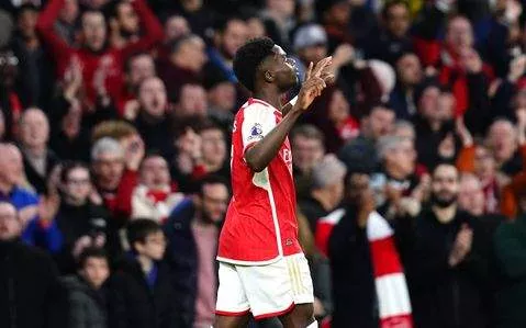 Bukayo Saka scores Arsenal opening goal -- Imago