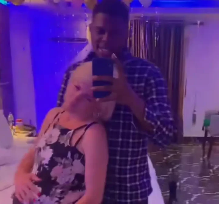 'Cl way dey pay us $50, you rush give am belle' - Nigerian man's video with pregnant Caucasian lover sparks envy