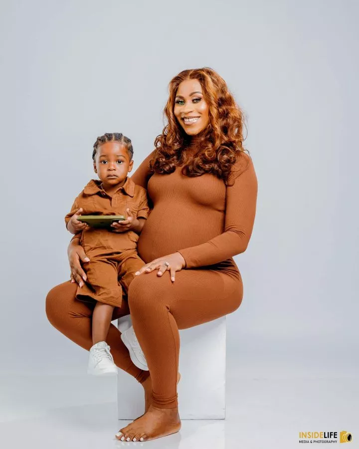 Pregnant Ghanaian woman shares maternity photos with her co-wife and their husband