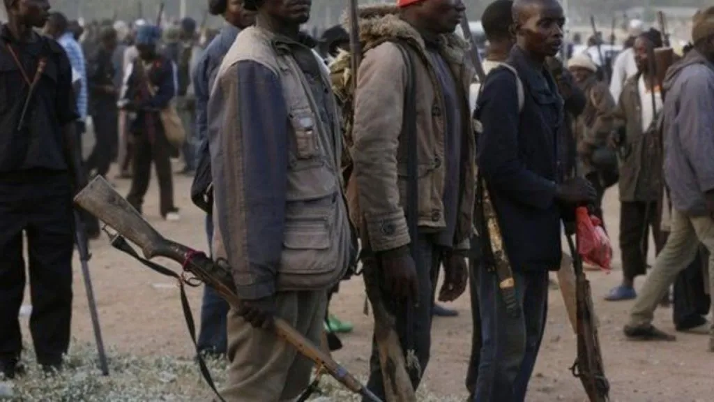 Drama As Vigilante Arrests Police Inspector For Vandalising Transformer Drama As Vigilante Arrests Police Inspector For Vandalising Transformer