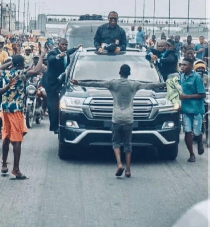 'They flung him like roasted corn' - Embarrassing moment Tinubu's supporter tried to recreate Peter Obi's viral campaign photo (Video)