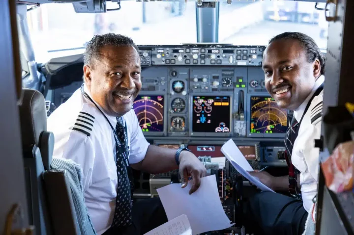 Pilot recreates photo 29 years after first posing with his pilot dad in a cockpit