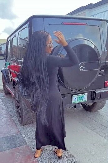 'I'm emotionally paralyzed right now'- Writer who blasted Mercy Eke for using same plate number for 2 cars gets dragged (Video)