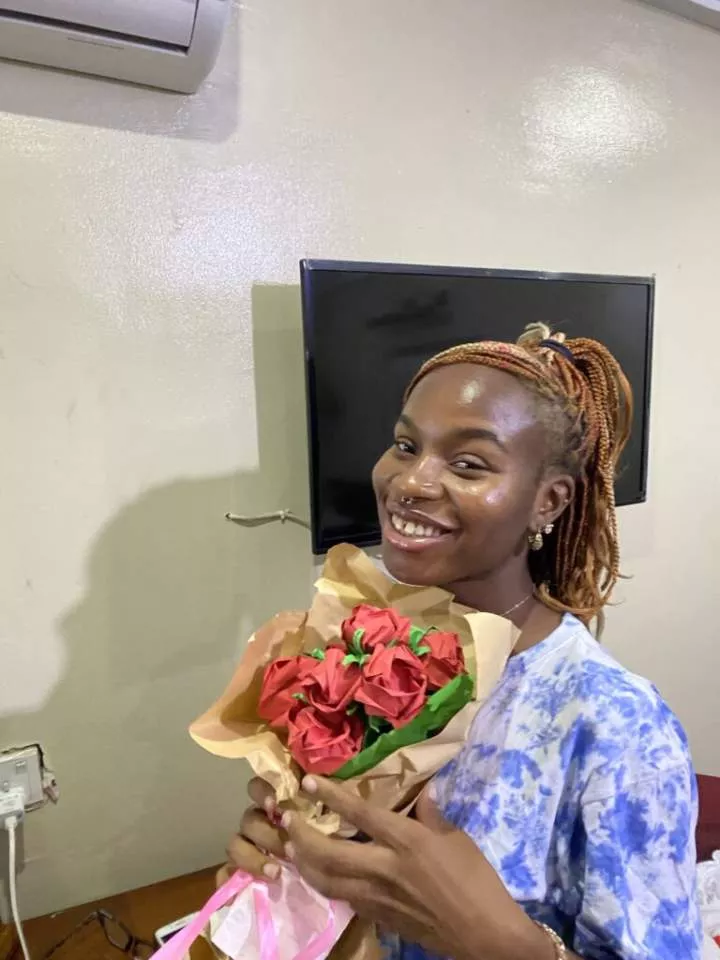 'If he wanted to, he would' - Reactions as Nigerian man makes paper bouquet for his girlfriend because he couldn't afford real roses