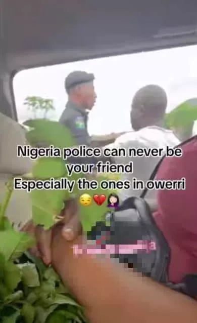 Policeman taunts as he assaults a bus passenger in Owerri(Video)