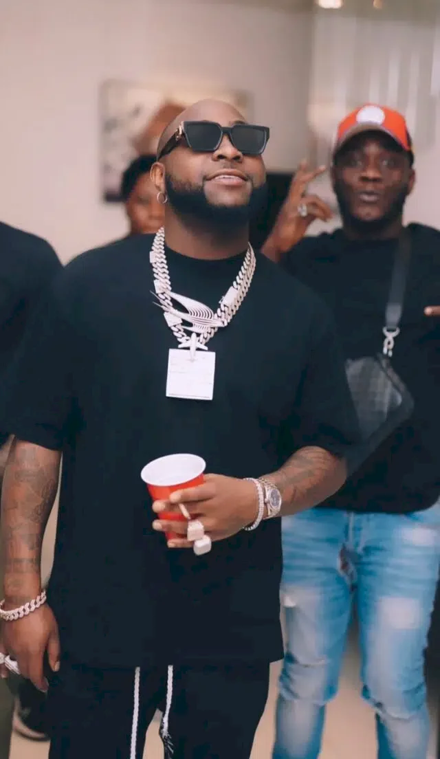 Chioma praised for taking Davido to Church for the first time in three years