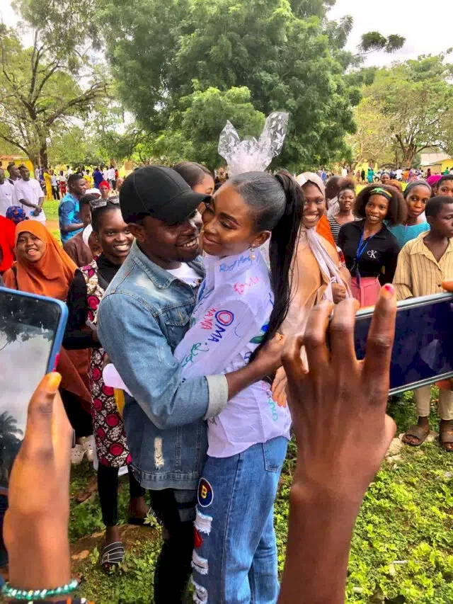 Man surprises girlfriend with marriage proposal as she signs out of school (Photos)