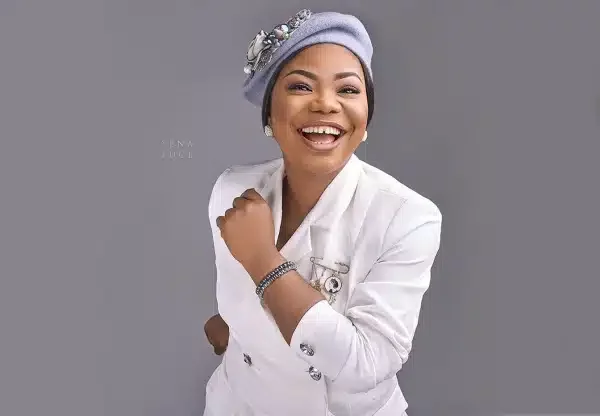 Omo Mercy don get belle - Inquisitive fans read meanings into Mercy Chinwo's over sized jacket