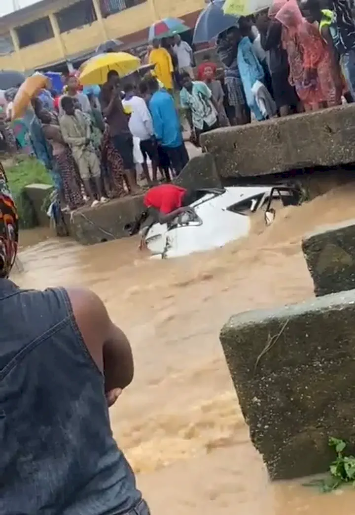 Tears flow as all occupants except one die after their SUV got trapped in a flood in Oko Oba, Agege, Lagos (Video)