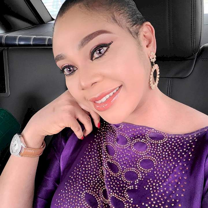 Ehi Ogbegbor shows off romantic gift she received one week after MC Oluomo's wedding (Video)