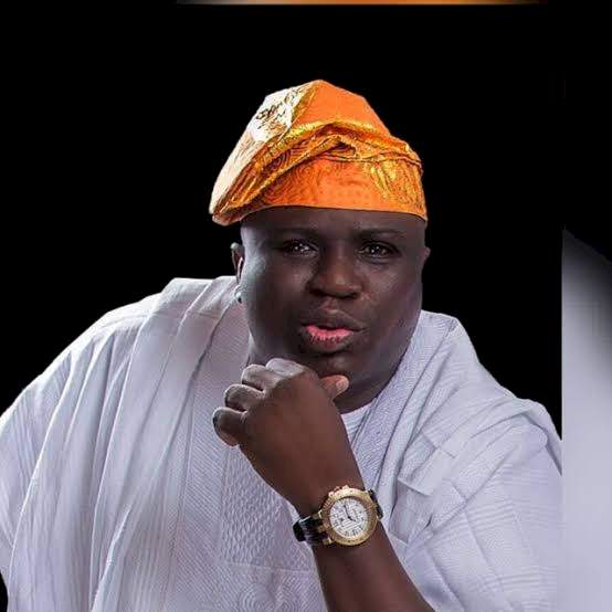 Sallah: Comedian, Gbenga Adeyinka reacts after seeing a ram with 5 horns (Video)