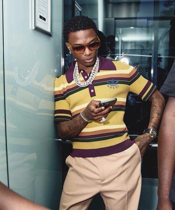 Tunde Ednut shaded as he presents award to Wizkid years after trolling him